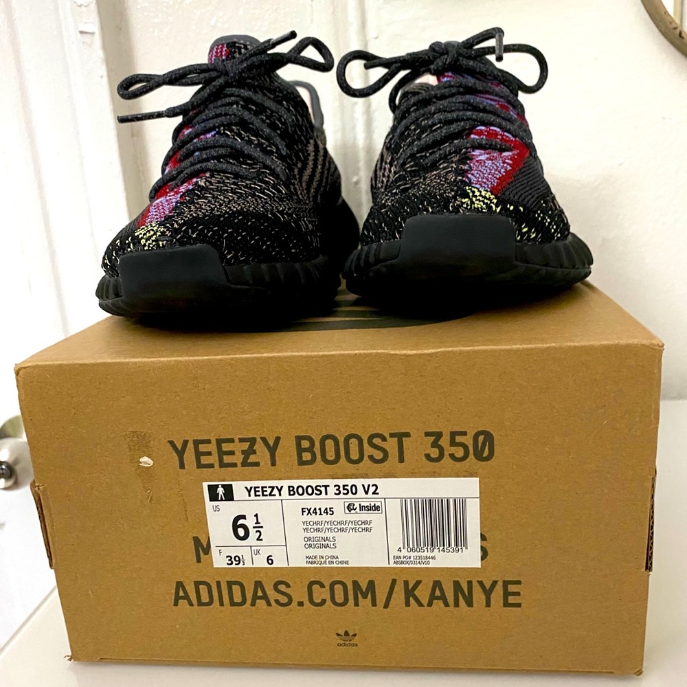 YEEZY BOOST 350.